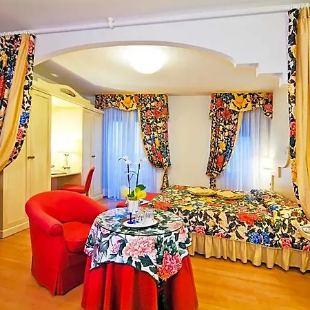 Panoramic 4* קאורלה